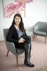 Manuela Walter sitzt entspannt in einem modernen Beratungsraum, bereit für individuelle Coachings.